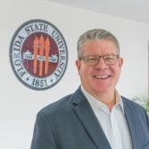 Alonso de la Guardia in front of FSU seal