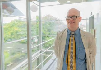 Benjamin Murphy in front of FSU Seal in the FSU Panama campus